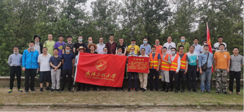 (图为武汉工程大学25日值守职员交接班合影)