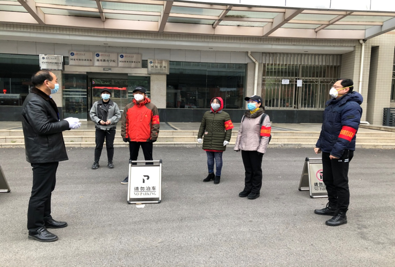 马院党员西席胡珍映(左三)加入工大社区自愿效劳